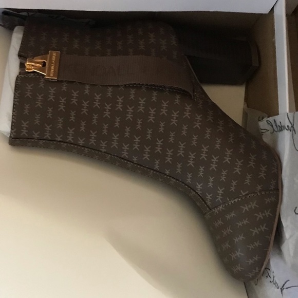 Kendall + Kylie Women's Arenza Block Heel Bootie, brown size 7.5 - Picture 4 of 8